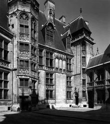 Architettura gotica: facciata del cortile interno del palazzo di Jacques Coeur (1395-1456), mercante di Bourges