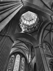 Arte gotica: attraversamento del transetto e vista della torre lanterna. 1250, Cattedrale Notre Dame de Coutances (Manica)