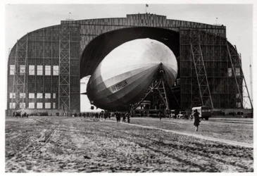Graf Zeppelin attaccato al palo di ancoraggio mobile, Lakehurst, New Jersey, USA