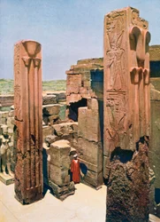 Pilastri di granito con decorazioni di loto e papiro, Tempio di Amon-Ra, Karnak, Egitto