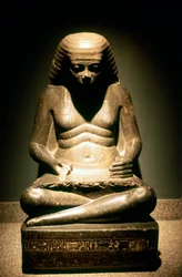 Statua di granito di uno scriba egizio antico seduto, da Karnak, 17ª-18ª dinastia, c1500 a.C.