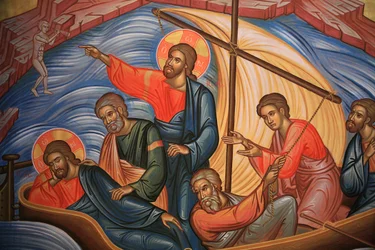 Icona ortodossa greca che raffigura Gesù (mostrato due volte) e i suoi apostoli sul Lago di Tiberiade, Salonicco, Grecia