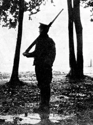 Alba grigia sul campo di battaglia, cavalleria britannica, frontiera belga, Prima Guerra Mondiale, 1914