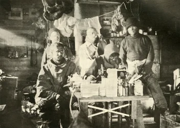 Gruppo nella capanna in estate: Joyce alla macchina da cucire, 1908, 1909