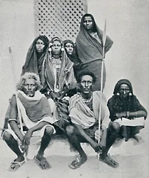 Gruppo di uomini e donne Danakil dal porto italiano, Assab Bay, Eritrea, 1912