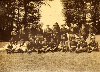 Gruppo di uomini in uniforme davanti a un tipi, Buckinghamshire