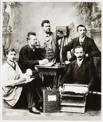 Gruppo di fotografi e assistenti con attrezzatura