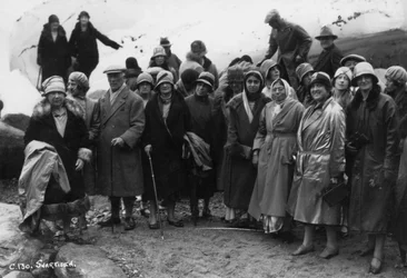 Gruppo di turisti in visita a Svartisen, Norvegia settentrionale, 1929