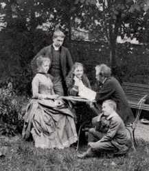 Gustave Eiffel, ingegnere francese, con la sua famiglia, 1882