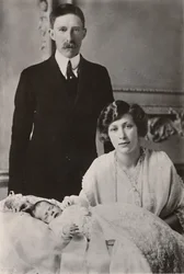 S.A.R. Principessa Mary e Visconte Lascelles con il loro figlio, George Henry Hubert Lascelles, 1923