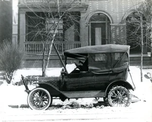 Hermann von Schrenk in una Ford del 1916 davanti alla sua casa al 4139 McPherson, St. Louis, Mo