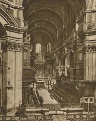 Altare maggiore di San Paolo visto lungo la lunga vista del coro, c1935
