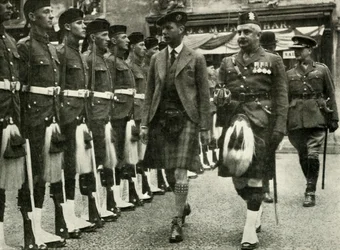 Sua Maestà ispeziona la Guardia d