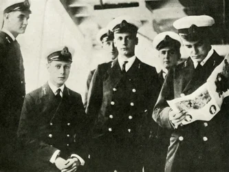 Sua Maestà seduta tra i suoi compagni cadetti