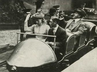 Sua Maestà e la Principessa Mary sulla Ferrovia Alpina, Esposizione di Earls Court, 1913, 1937