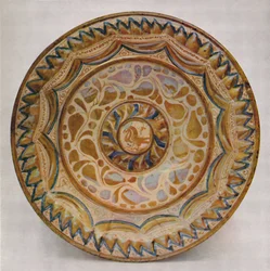 Piatto a lustro ispano-moresco con bordo blu a squame di pesce. XV secolo, 1928