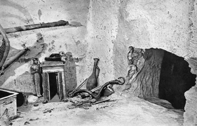 Buco fatto dai ladri per entrare nella tomba di Tutankhamon, Egitto, 1933-1934