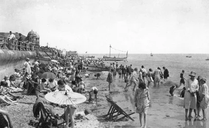 Villeggianti sul lungomare di Bognor Regis, West Sussex, c1900s-1920s