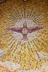 Simbolo dello Spirito Santo mosaico nella chiesa del Sacro Cuore di Gesù, Gallipoli, Italia
