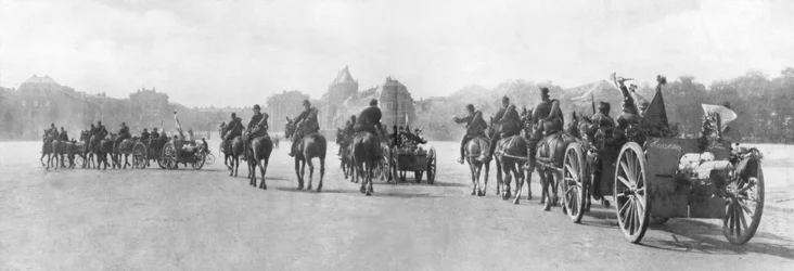 Artiglieria trainata da cavalli che passa davanti al Palazzo di Versailles, Francia, agosto 1914