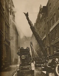 Come i vigili del fuoco di Londra affrontano il loro nemico, c1935