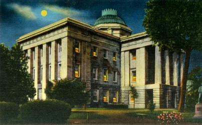 Veduta notturna illuminata del Campidoglio dello Stato della Carolina del Nord, Raleigh, N.C., 1942