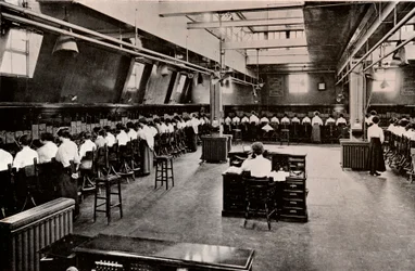 In un grande centralino telefonico, c1916