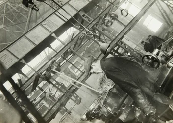 In una fabbrica di ingegneria meccanica, URSS, anni 