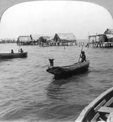 Indiani in canoe di tronchi, Lago Maracaibo, Venezuela, primi anni del 1900