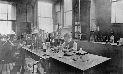 Laboratorio industriale presso Thomas Firth & Sons Norfolk Works, Sheffield, c1900