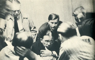 Dentro un campo di internamento tedesco. Gli americani ascoltano Londra, 1942