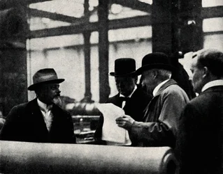 Ispezione di una fabbrica di armi, c1917, 1945