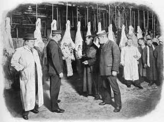 Ispezione della carne al mercato di Smithfield, Città di Londra, c1903