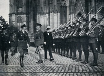 Ispezione delle truppe ai piedi della Cattedrale di Colonia