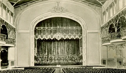 Vista interna del teatro nella Casa del Popolo Nicola II, San Pietroburgo, Russia, anni 1900