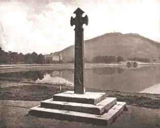 Castello di Inveraray e croce celtica, Argyll, Scozia, 1894