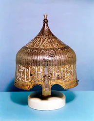 Elmo di ferro con decorazione calligrafica in argento damascato, Mamelucco turco