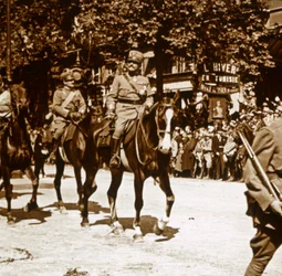 Ufficiali italiani durante la parata della vittoria, 1918