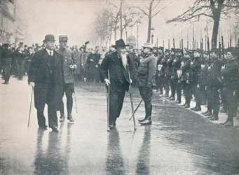 Veterano italiano, Generale Ricciotti Garibaldi, a una rassegna di reclute francesi a Parigi, c1914