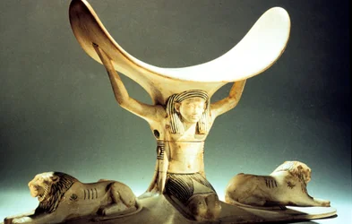 Poggiatesta in avorio sostenuto da una figura, Antico Egizio, XVIII Dinastia