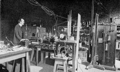 JJ Thomson, fisico britannico, al lavoro nel Cavendish Laboratory, Cambridge