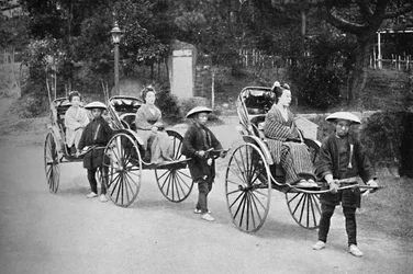 Signore giapponesi in risciò trainati da coolies, 1902