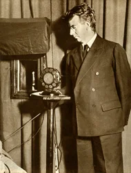 John Logie Baird che guarda la prima rappresentazione televisiva, 14 luglio 1930