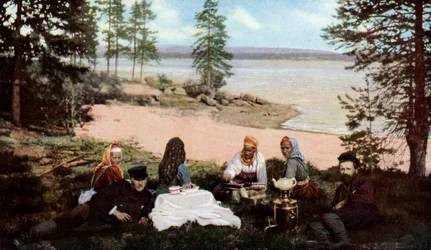 Careliani che prendono il tè vicino a un fiume, vicino ad Arcangelo, Russia, c1930