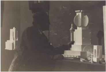 Kazimir Malevich nel suo studio