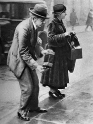 Suonatore di concertina sul marciapiede, Holborn, Londra, 1926-1927