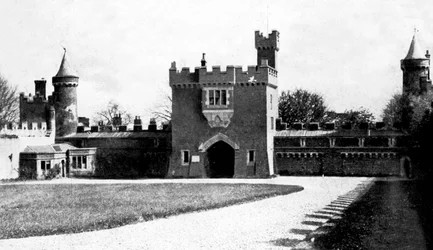 Cortile del Castello di Killyleagh, Killyleagh, County Down, Irlanda del Nord, inizio XX secolo