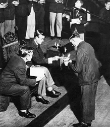 Re Edoardo VIII come patrono di TOC H accende le lampade del ricordo, Westminster, 1936