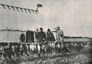 Re Edoardo VII ispeziona il bottino alla tenuta di Sherborne, 1902, 1910