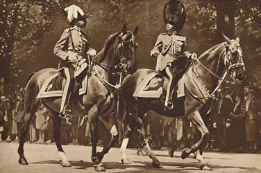 Re Edoardo alla testa della Brigata delle Guardie, si gira, imperturbato, per fare un